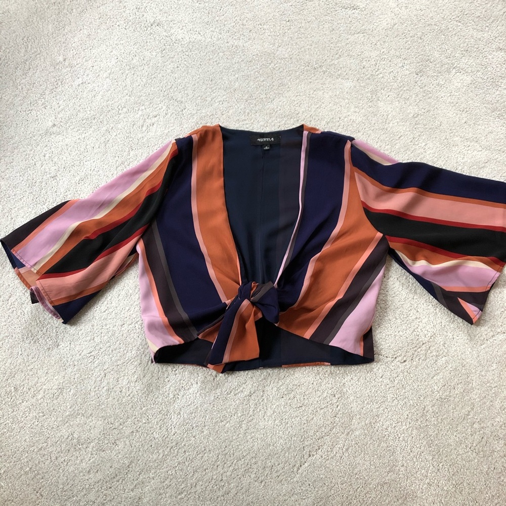 Striped dress shirt, with a knot in the front
